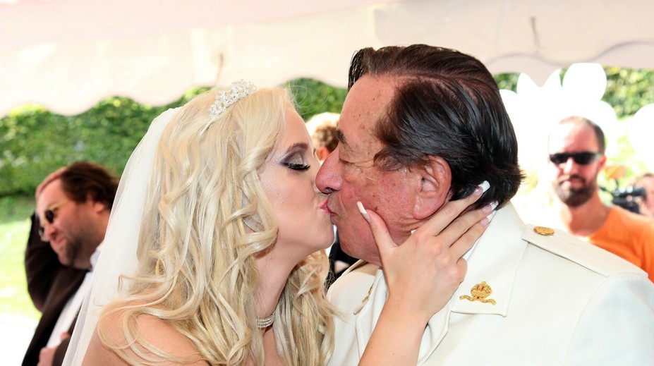 Milionár sa rozvádza s o 57 rokov mladšou modelkou. Dôvod vás prekvapí