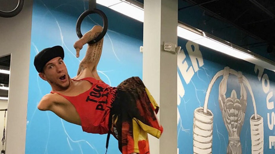 Je bez nôh a jednej ruky. Napriek tomu ohúril všetkých svojou vytrvalosťou