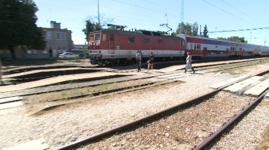 Ľudia stále prebiehajú cez koľajnice a ignorujú predpisy. Zbytočne riskujú život