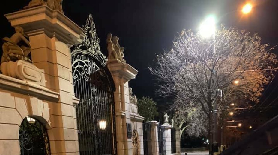 Aktivitisti na čele s Jurajom Draxlerom vysypali pred úradom vlády hnoj