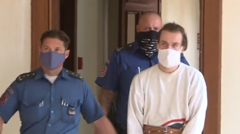 Prísny trest v čase núdzového stavu: Bezdomovec za krádež žemlí dostal rok a pol väzenia