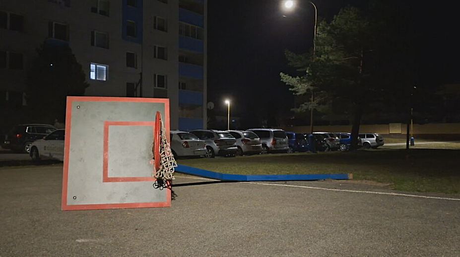 Chcel si len zahádzať na kôš, z ihriska ho viezli do nemocnice. Po smeči na mladíka spadla celá konštrukcia