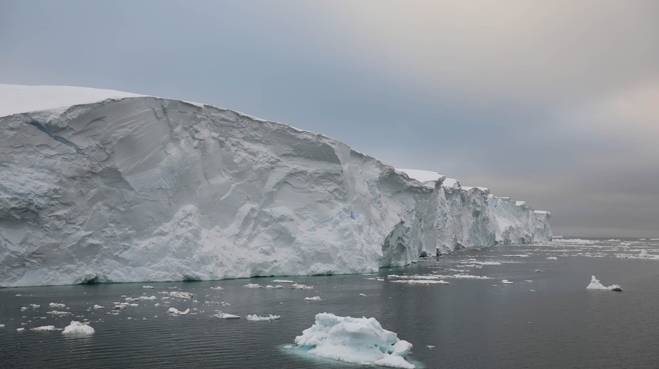 Nebezpečný ľadovec sa topí rýchlejšie, než vedci čakali. Chcú okolo neho postaviť stenu, aby nezaplavil planétu