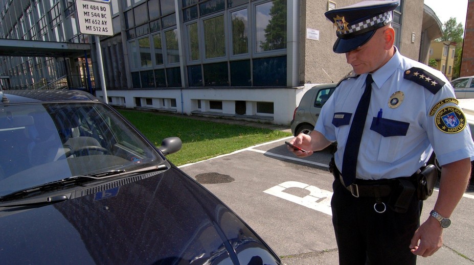 Hnevajú vás vodiči, ktorí nevedia parkovať? Ak ich „nabonzujete“, možete zarobiť