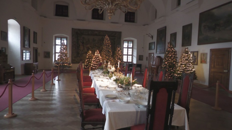 55 stromčekov a vyše 1500 sklenených gúľ. Bojnický zámok sa premenil na vianočnú rozprávku