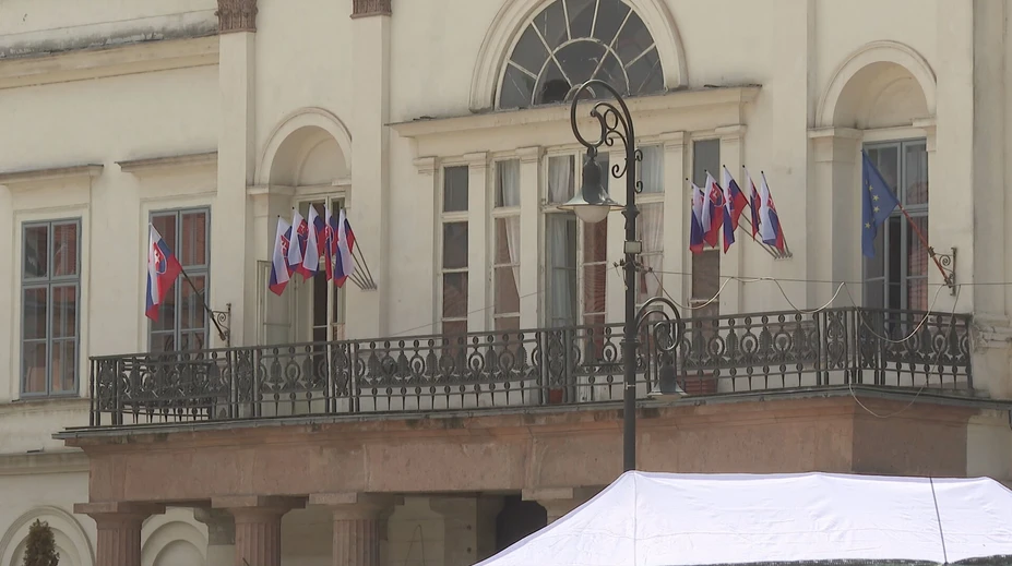 Na budovách ministerstva kultúry pribúdajú vlajky. Na jednej v Košiciach ich napočítali až 11