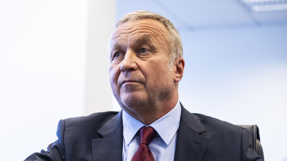 Premiér ho na tlačovkách vyzliekal z talára, minister podal disciplinárku. Súd ho funkcie nezbavil, Kliment hovorí o zneužití moci