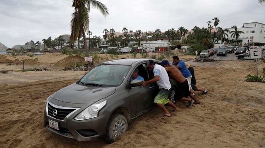 Hurikán Newton bičoval letovisko Los Cabos, dvaja ľudia zahynuli