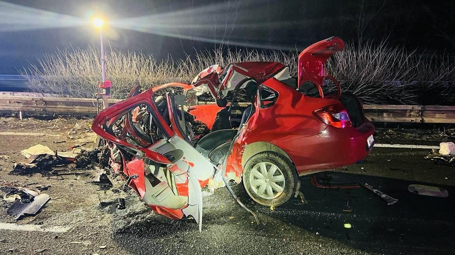 FOTO: Dvaja mŕtvi po mrazivej nehode na diaľnici D1. Po čelnej zrážke s kamiónom nemali šancu