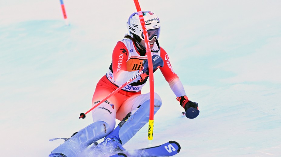 Hororový pád švajčiarskej hviezdy mohol mať drastické následky. Michelle Gisinová sa tesne vyhla ochrnutiu