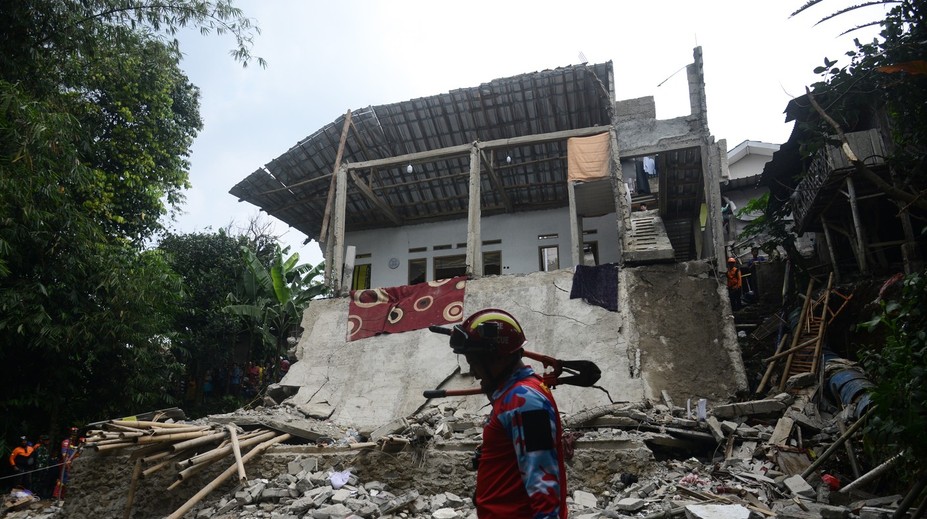 FOTO: V Indonézii sa zrútila spoločenská sála. Najmenej štyria ľudia zahynuli