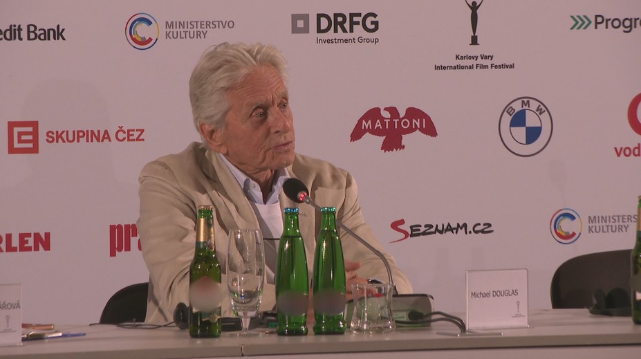 Michael Douglas opäť vo Varoch: Uvedomil som si, že musím prestať. Nechcel som byť jedným z tých, ktorí umrú priamo na pľaci