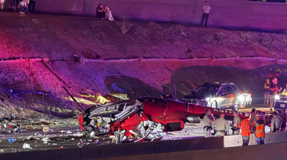 VIDEO: Na diaľnicu v Kalifornii sa zrútil záchranársky vrtuľník. Všetci na palube zázrakom prežili