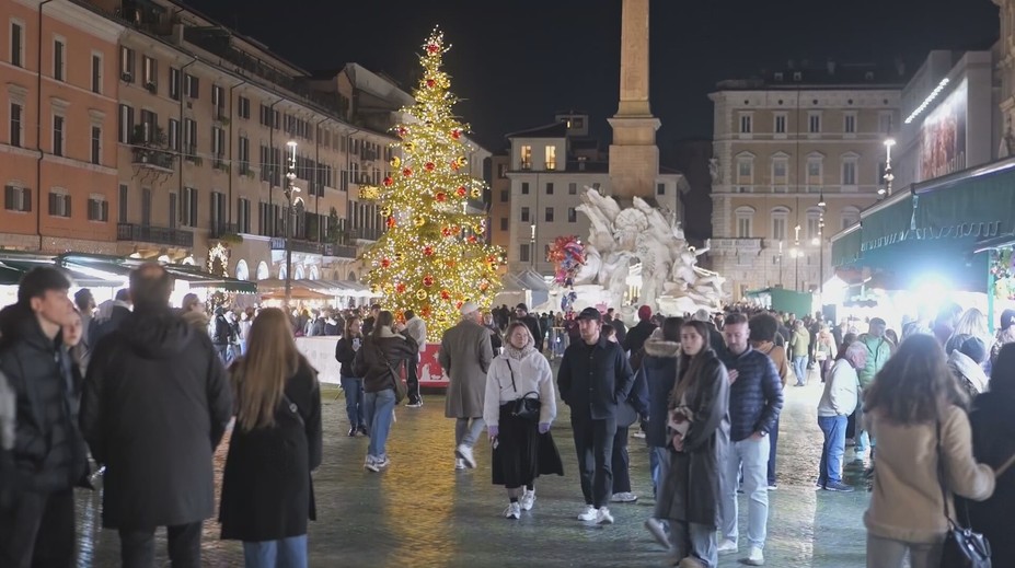 Tisíce pútnikov, betlehemy a olympijská pochodeň. Atmosféra predvianočného Ríma má svoje špecifiká