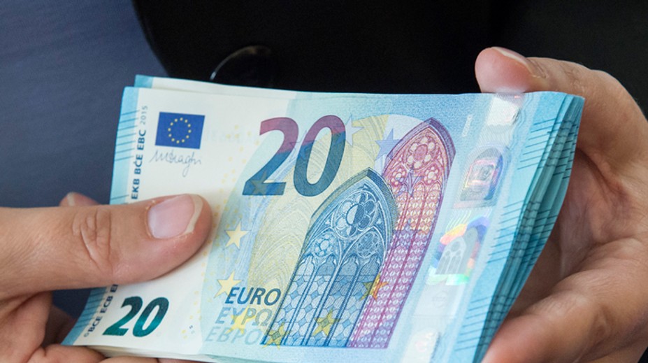 Výskumníci zistili, aké je riziko infikovania koronavírusom z bankoviek