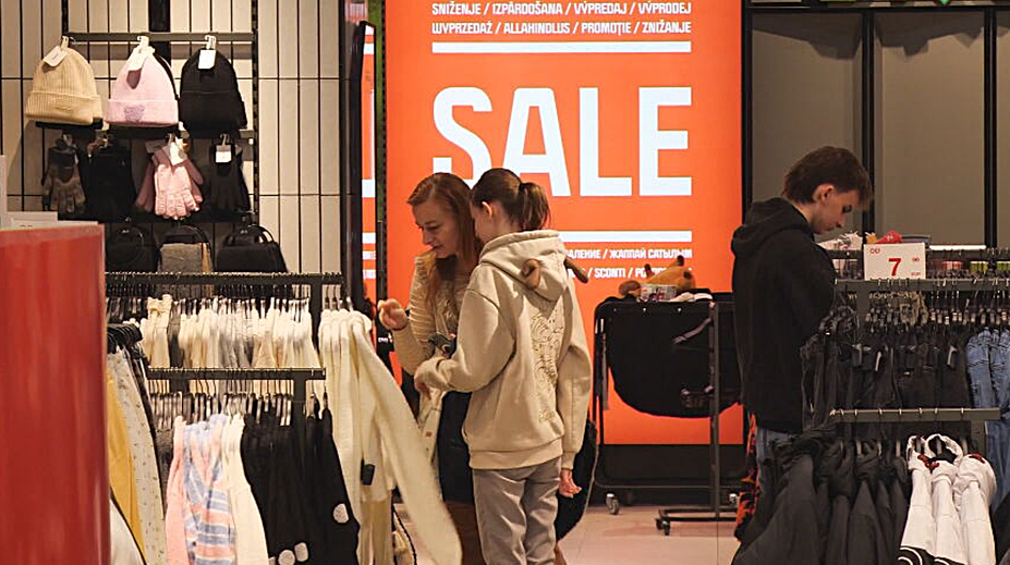 Veľké povianočné výpredaje opantali Slovákov. Obchodné centrá praskajú vo švíkoch