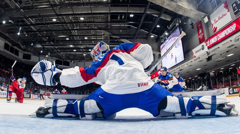 VIDEO: Ako súboj titanov. Mladý slovenský brankár zhodil rukavice a stal sa hitom v zámorí