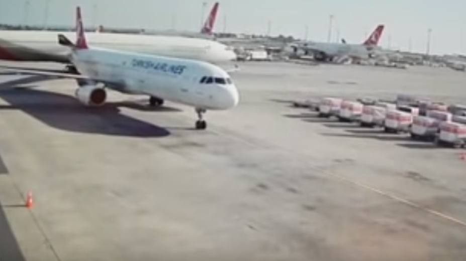 VIDEO: Príliš úzka dráha? Na istanbulskom letisku lietadlo zavadilo krídlom o chvost druhého