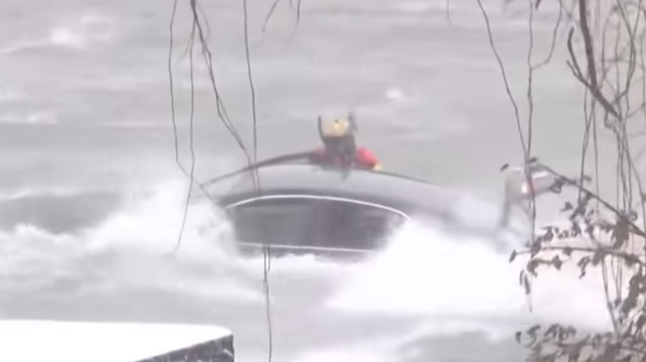 VIDEO: Tragédia v Niagarských vodopádoch. Žena s autom vošla do mrazivej vody, zachrániť sa ju nepodarilo