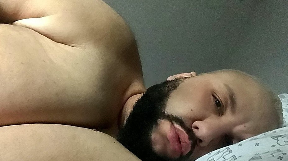 Obézny muž sa stal modelom: Prsia má väčšie ako mnohé ženy