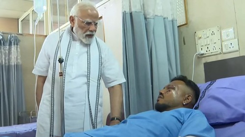 Sedí doma, nerozpráva sa ani s manželkou a synom. Prehovoril muž, ktorý ako jediný prežil pád lietadla v Indii