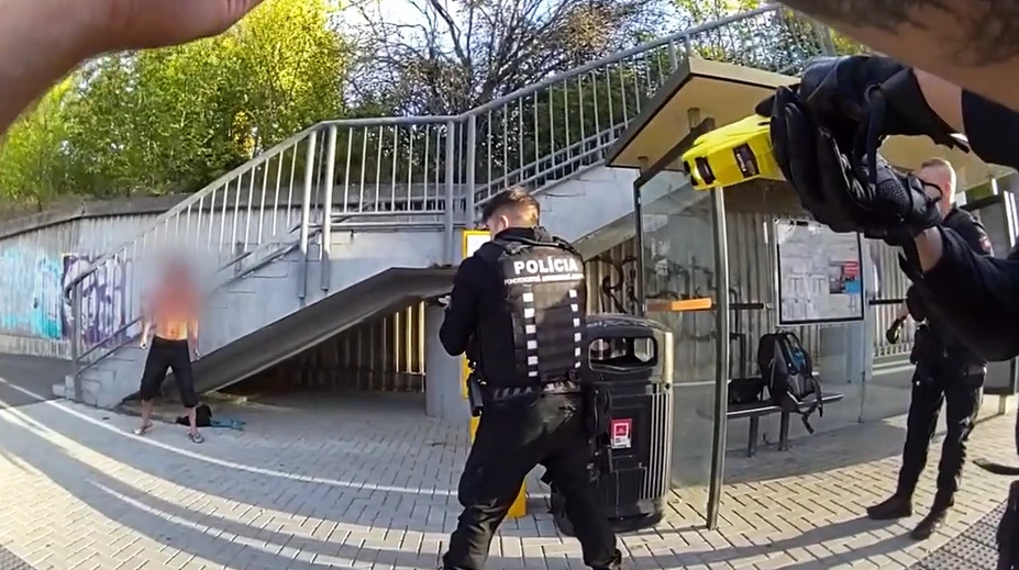 VIDEO: Študenti čakali na autobus, keď sa k nim priblížil muž s nožom. Polícia zverejnila desivé zábery