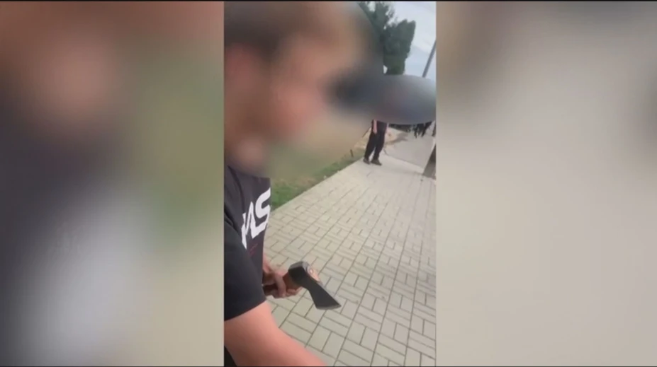 Mladík z Čeľadíc, ktorý sa žiakom vyhrážal sekerou, skončil vo väzbe