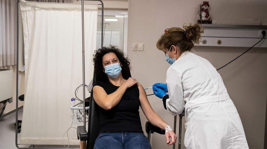 Ojedinelý vedľajší účinok vakcíny od Pfizeru: Niektoré ženy zaskočili zväčšené prsia