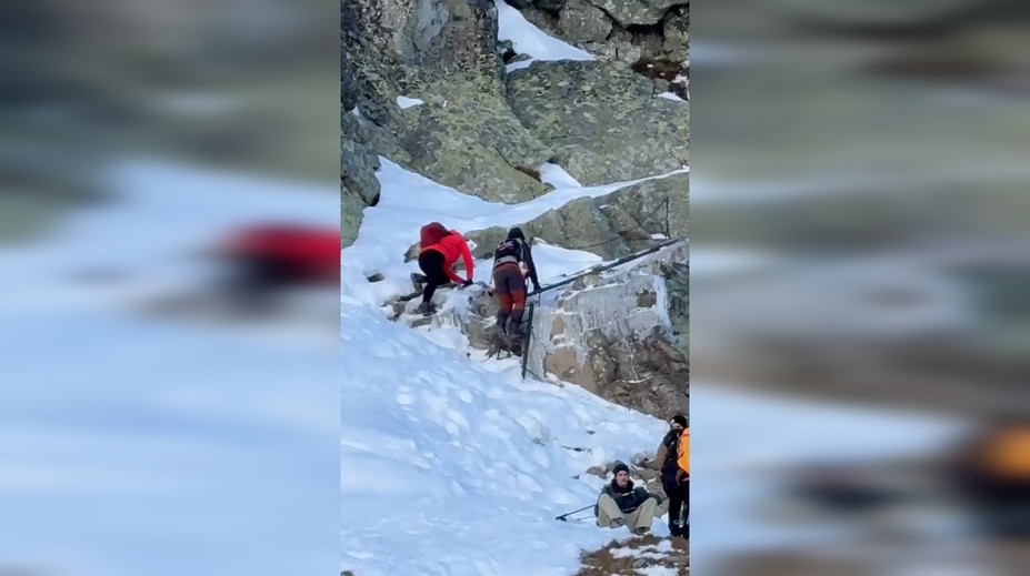 VIDEO: Bez výstroja, poistenia aj rozumu: Pár s 9-mesačným bábätkom vyrazil na Rysy a uviazol tam