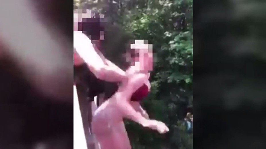 Kamarátku sotila z mosta, lebo sa bála skočiť. Dievča (16) takmer prišlo o život