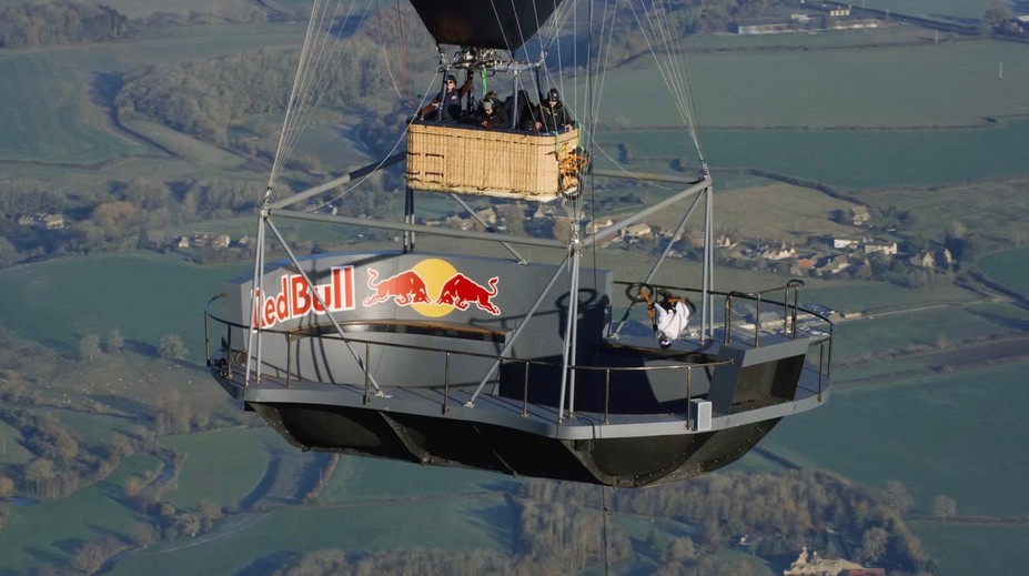 Frajer na záver: Helma? Na figu. Škótsky biker predvádzal akrobatické kúsky vo výške 610 metrov