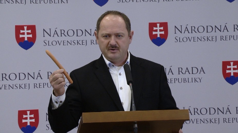 Jeho príjmy prekonávajú prezidenta i premiéra. Bohatý politik sedí mimo dohľadu kamier