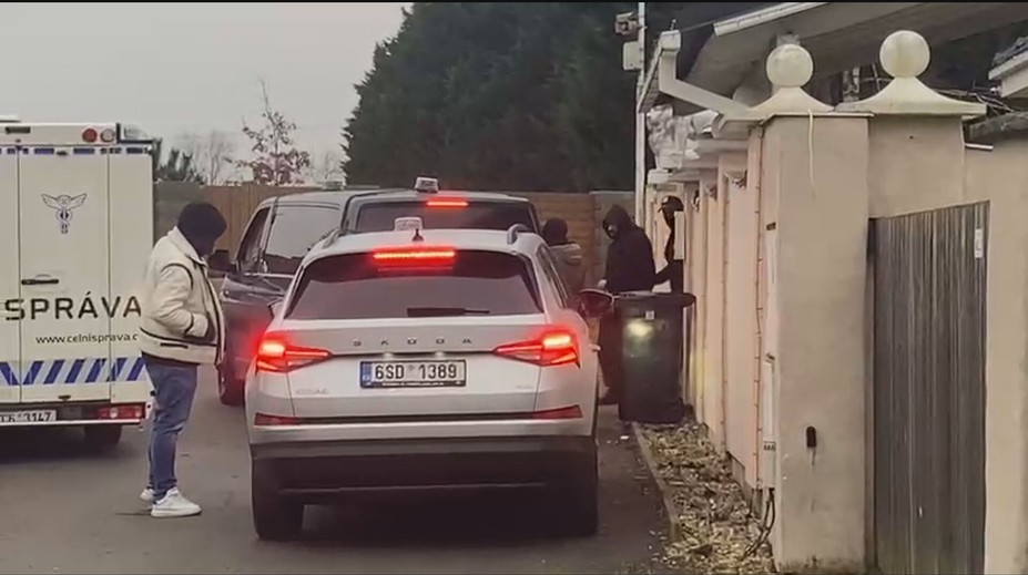 Razia u populárneho MMA zápasníka pred Štedrým dňom. Z domu ho polícia vyviedla v putách