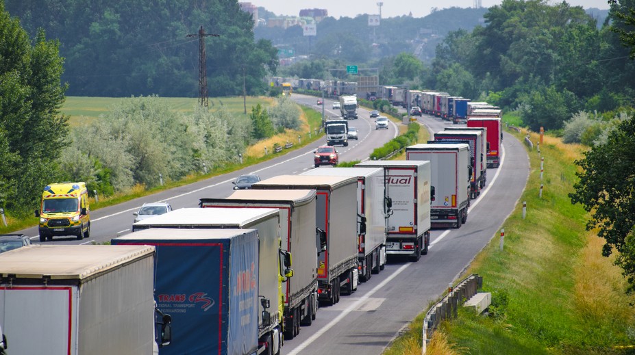 Na diaľnici D2 horí kamión, doprava z Česka je obmedzená