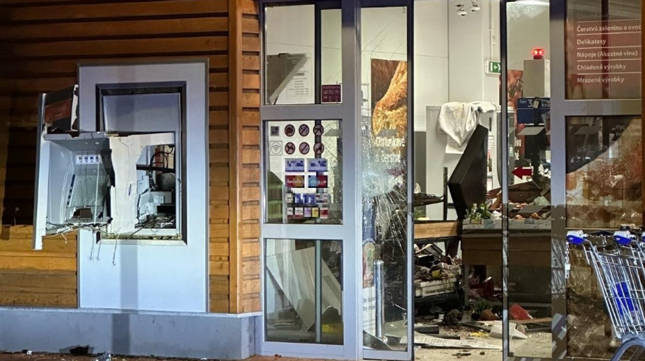 Zlodeji pomocou výbušniny ukradli peniaze z bankomatu v Rohožníku. Polícia zverejnila, akú sumu si odniesli