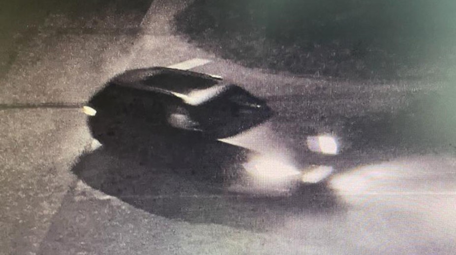 Nový úder bankomatovej mafie. Polícia hľadá toto auto, má poškodený kufor