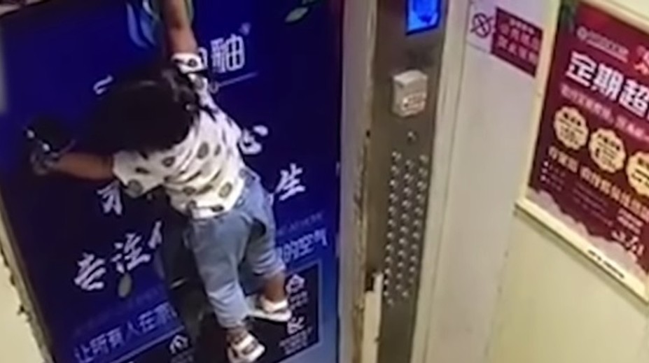VIDEO: Chvíle hrôzy vo výťahu. Batoľa vymrštilo do vzduchu, za všetko môže vôdzka