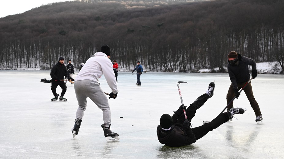 Zamrznuté jazerá lákajú korčuliarov, no môžu byť nebezpečné. Jeden trik dokáže odhaliť, či je ľad dostatočne pevný