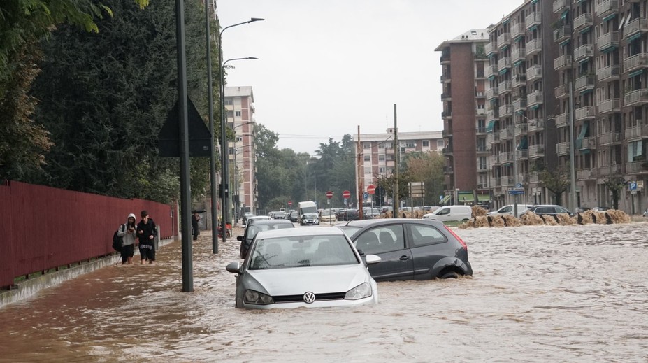 Záplavy, zosuvy pôdy aj nezvestná žena. Sever Talianska je pod vodou a dážď neprestáva