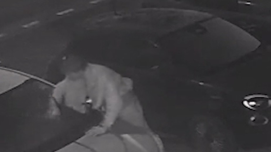 Mladík v noci rad-radom ničil zaparkované autá. Skončil v rukách polície, na záberoch ho spoznali aj jeho blízki