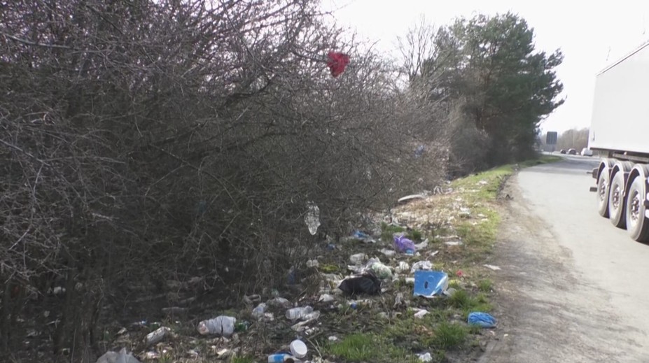 Fľaša s močom, vrecko s výkalmi či starý nábytok. Odpočívadlá a odstavné plochy pri ceste často pripomínajú smetiská