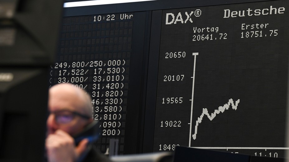 Po európskych trhoch sú dole aj americké. Analytici zvyšujú pravdepodobnosť recesie v USA