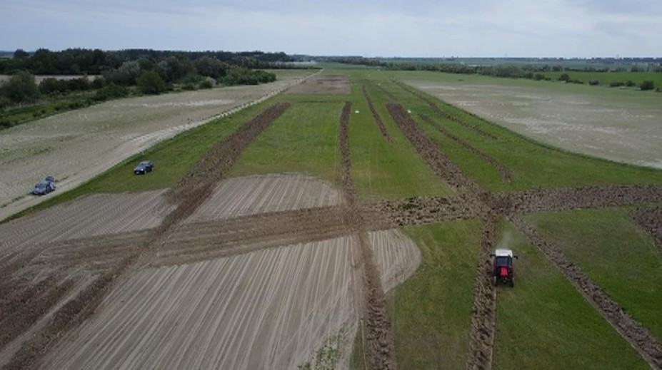 Traktory zorali letisko pri Senci. Niekoľko lietadiel tak zostalo uväznených