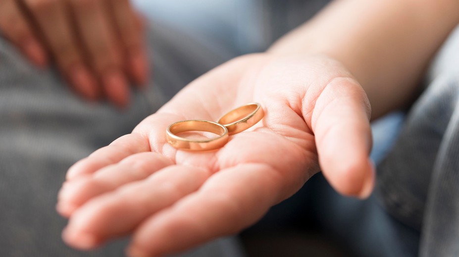 Dojímavý príbeh: Stratenú obrúčku našli po vyše 60 rokoch na mieste, kde zaľúbenci zasadili strom