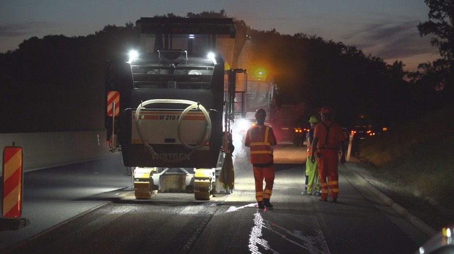 Cestári budú hotoví skôr, robia aj po nociach. Rýchlostná cesta pri Nitre by už onedlho mala mať nový asfalt