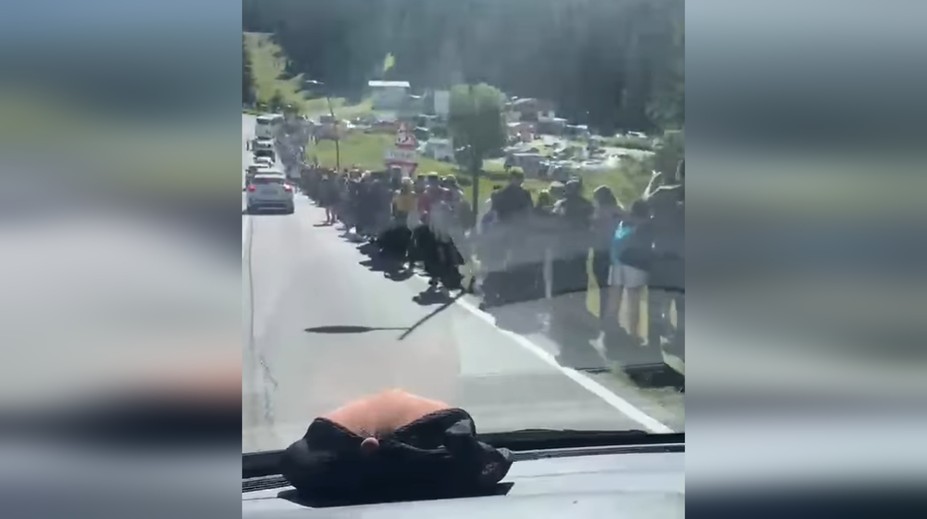 VIDEO: Dav ako na Václaváku. Turisti sa hrnú do hôr, na jednom mieste čakajú aj stovky metrov