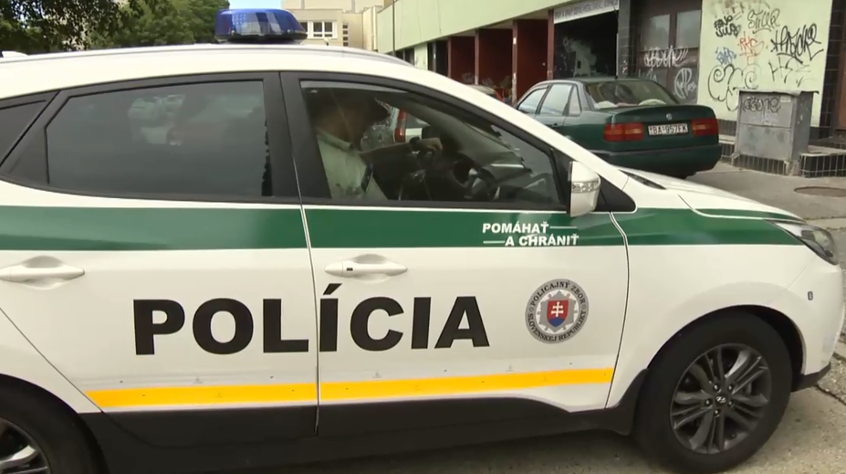 Protidrogový zásah v obci Čičava. Údajne zadržali starostu s dcérou