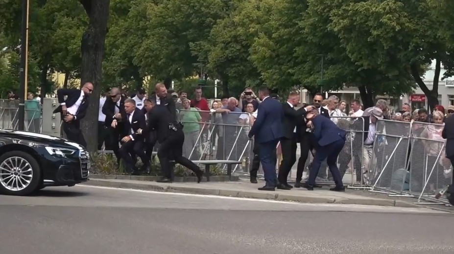 Ochranka Roberta Fica pri atentáte podľa vyšetrovateľa nepochybila. Úrad inšpekčnej služby zastavil stíhanie