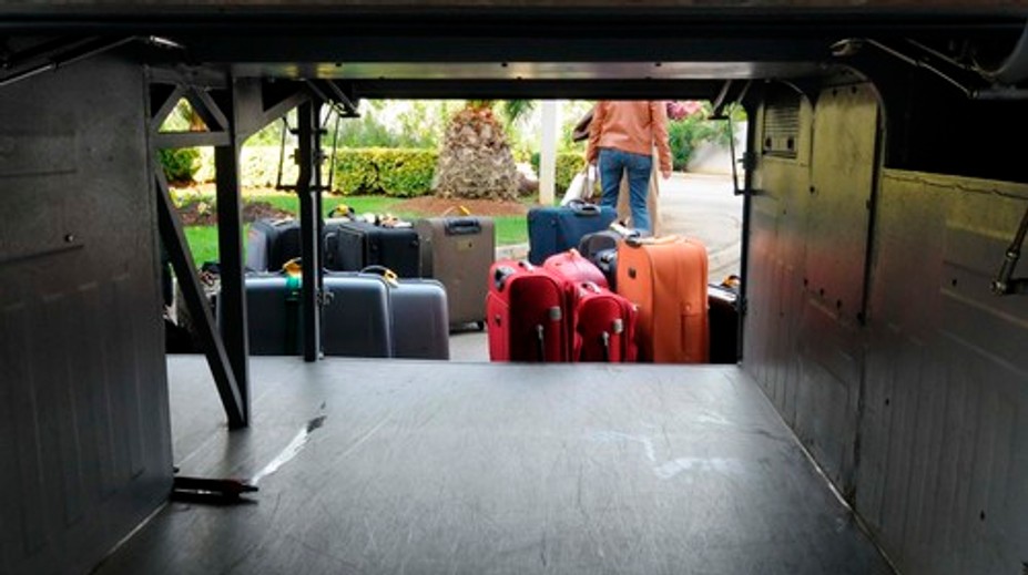 Šofér zbadal, že sa v kufri cestujúcej niečo hýbe. Policajti odtiaľ vytiahli dvojročné dieťa