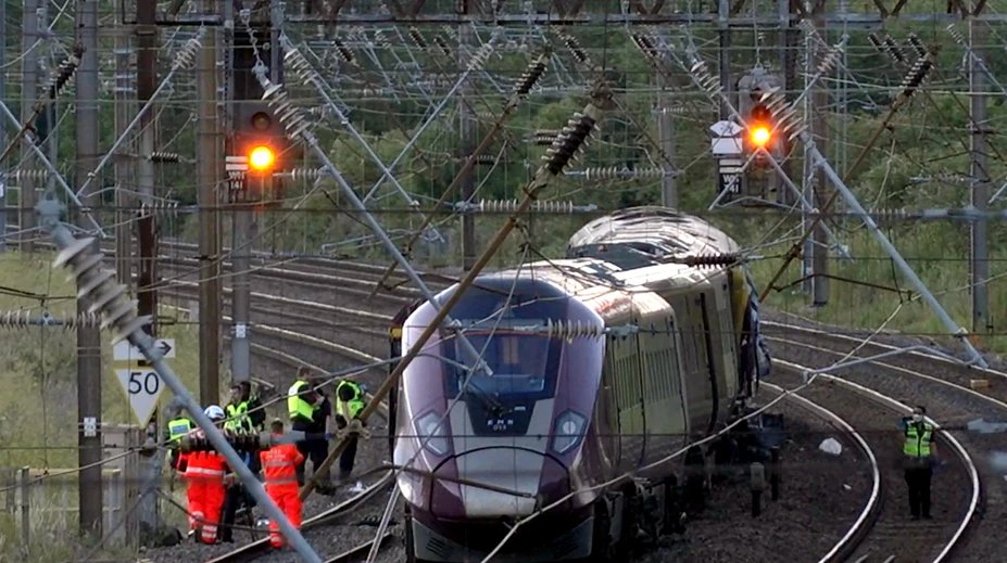FOTO+VIDEO: Po zrážke vlakov pri Londýne zostáva 28 ľudí v nemocnici. Deväť bojuje o život